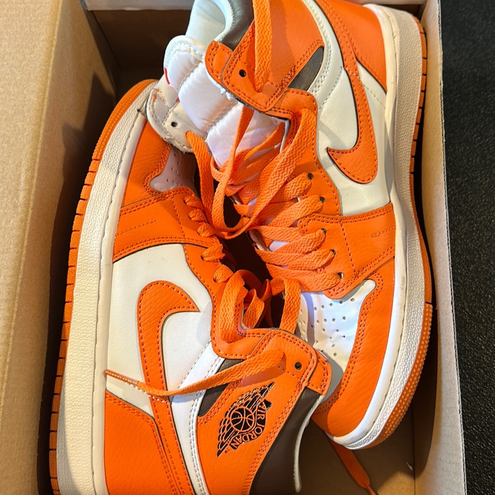 Nike sneakers women size 7 worn once